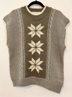 Olive & Cream Star Motif Sleeveless Crewneck Sweater Vest